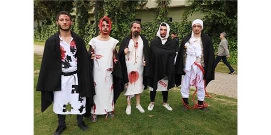 Kadına şiddete makyajlı ve danslı tepki