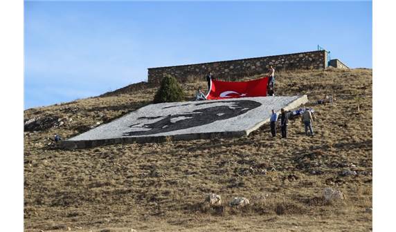 Köy Sakinleri Yamaçta Dev Atatürk Portresi Yaptı