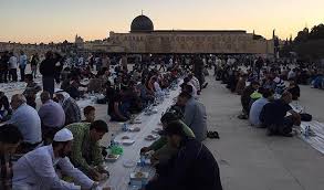 Sadakataşı Derneği'nden Kadir Gecesi'nde Mescid-i Aksa'da iftar