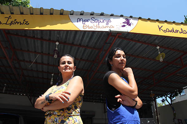 Oto Yıkamacı Kadınlar' Erkeklere Taş Çıkartıyor